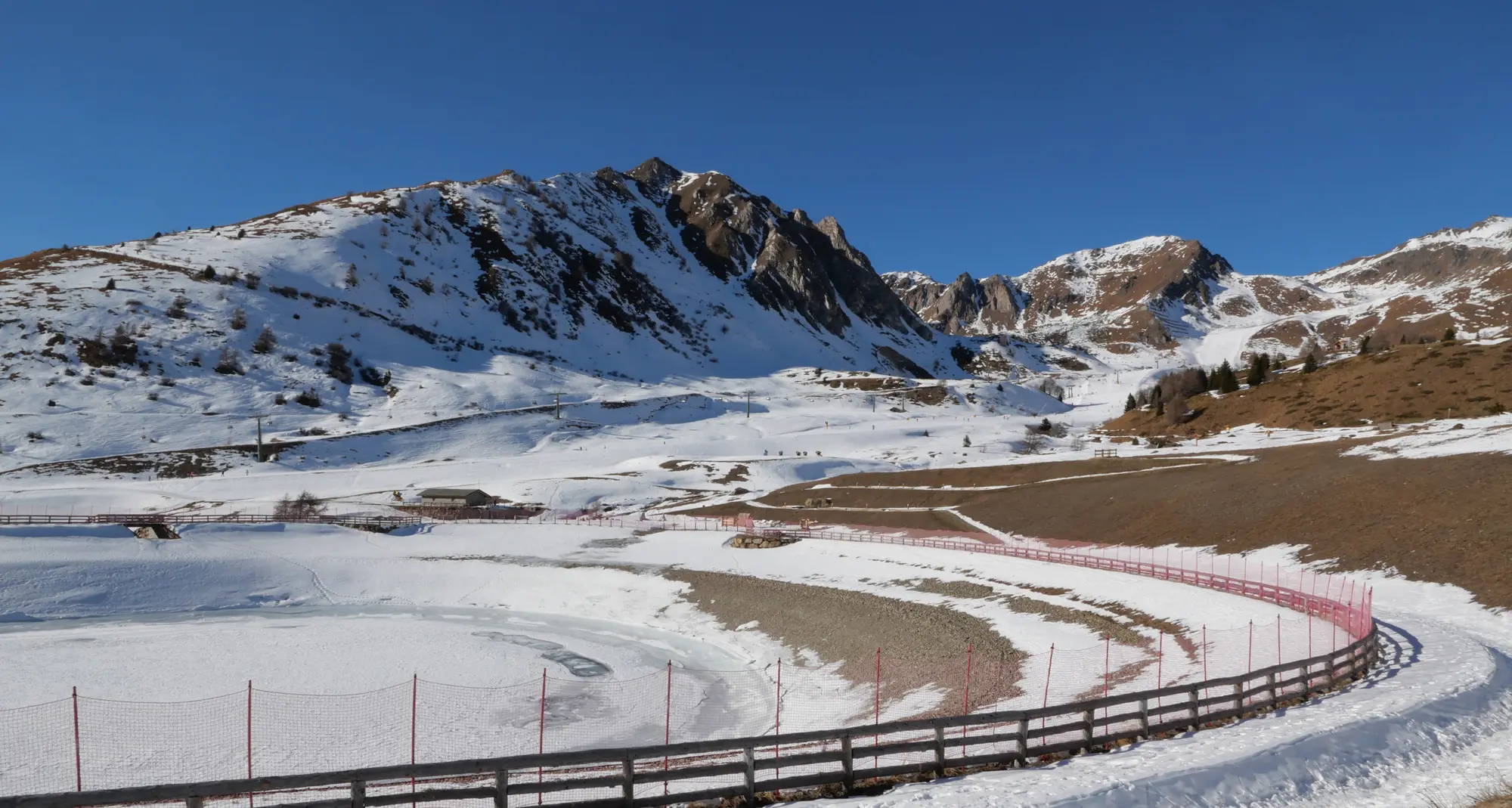 Bacino artificiale al Tonale, praticamente vuoto: la bufala del \"buco\" sul fondo che farebbe disperdere tutta l’acqua