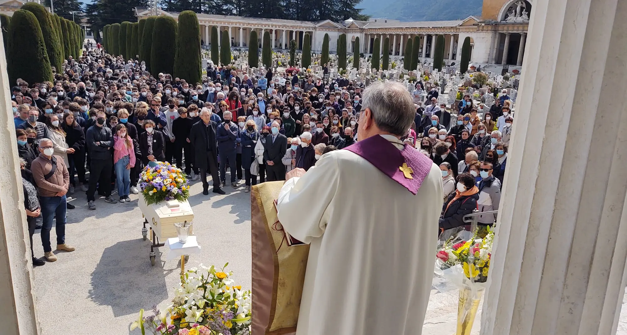 Addio a Giovanni Bernabè, centinaia di persone al suo funerale: “Non ti dimenticheremo mai”