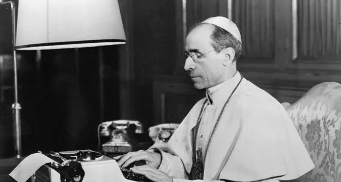 «Papa Pio XII sapeva dei lager»: dagli archivi vaticani spunta una lettera