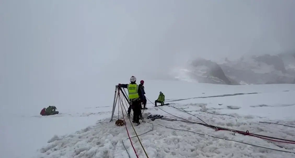 Cade in un crepaccio durante un fuoripista sul Monte Bianco, morto sciatore del Trentino Alto Adige