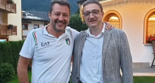 Folla per Salvini a Pinzolo: profughi, vaccini e Durigon, un’ora di intervista sul palco