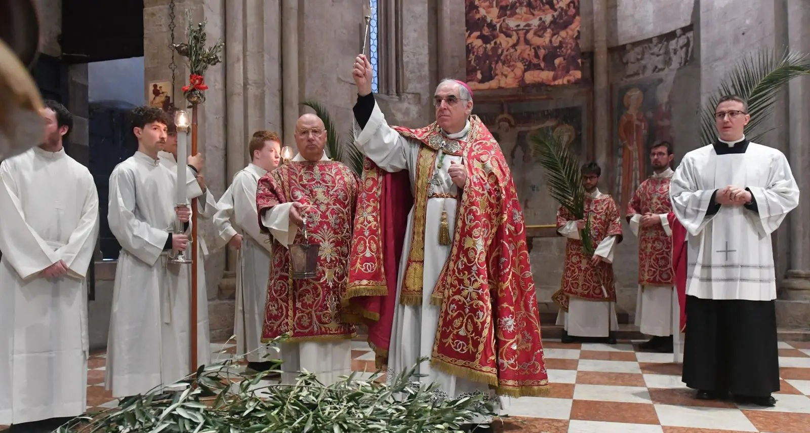 Don Lauro richiama all'essenza del cristianesimo: vivere per gli altri, non per esibire sé stessi