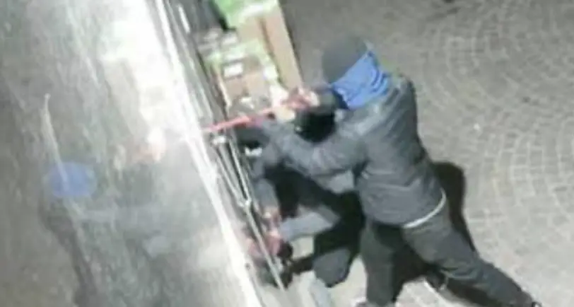 «Punto autoricambi»: in quaranta secondi portano via la cassa