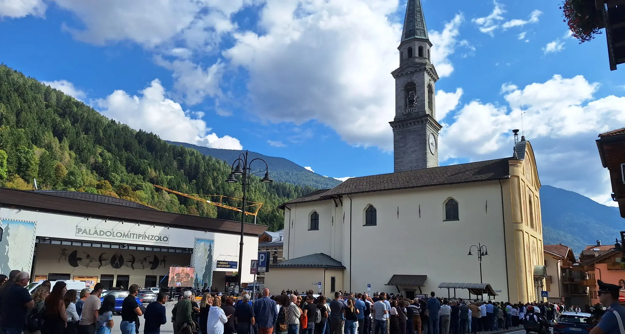 Una folla commossa a Pinzolo per l’ultimo saluto alla 15enne Matilda Ferrari
