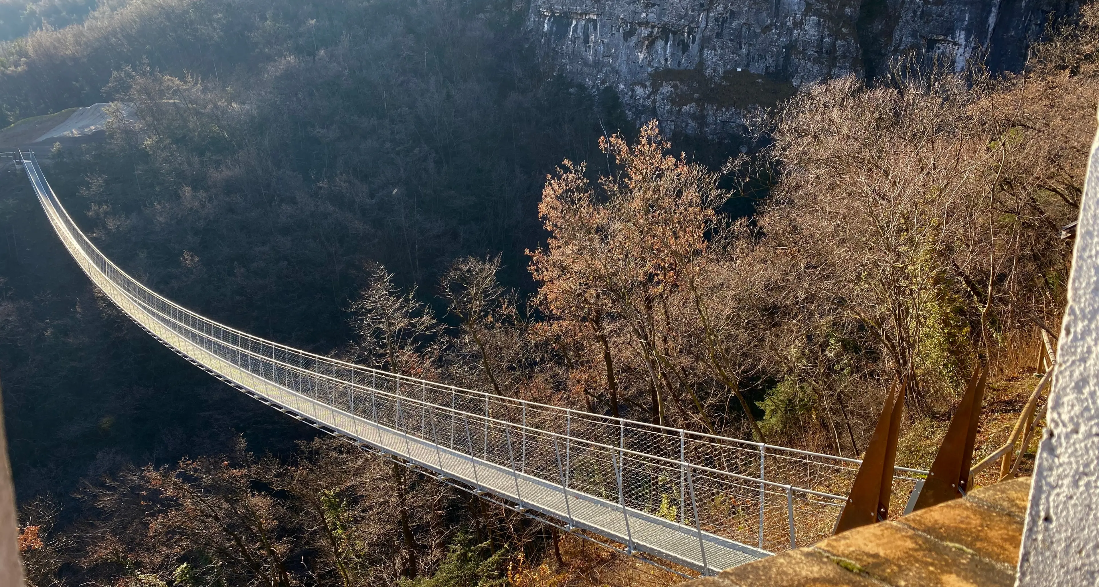 Lo spettacolare ponte sospeso sopra il centro di Mezzolombardo (e arriverà una ferrata)