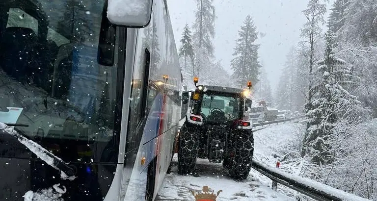 Fitta nevicata, scontro fra un pullman ed un trattore spartineve a Peio