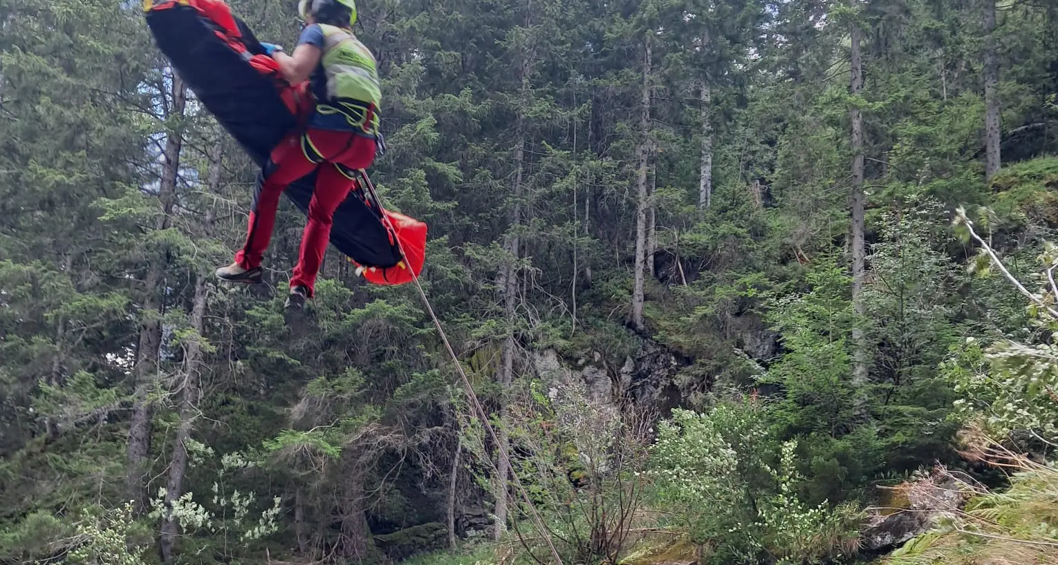 Scivola su una pietra bagnata e batte la testa: turista soccorsa in val di Genova