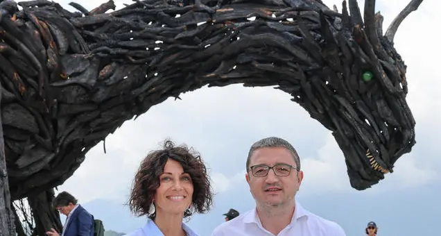 Inaugurato il nuovo drago di Vaia, con Fugatti e Gerosa in prima fila: la ricostruzione diventerà un film