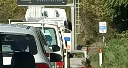 Incidente ai Crozi, auto ferme per un’ora, e la mamma scende a giocare con la bimba