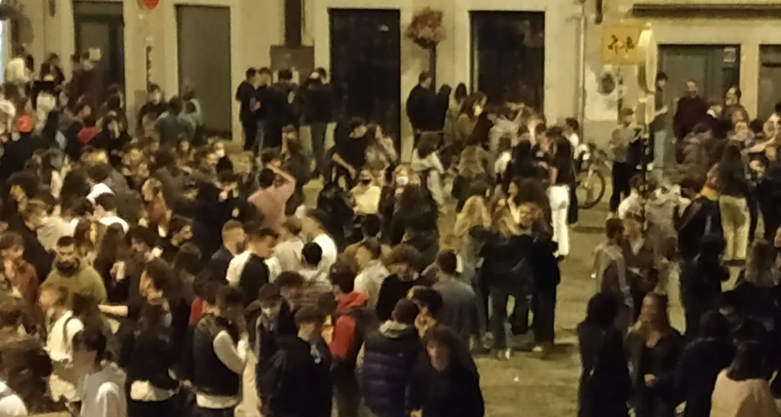 Altra notte di assembramenti in città, movida terminata dopo l’intervento delle forze dell’ordine