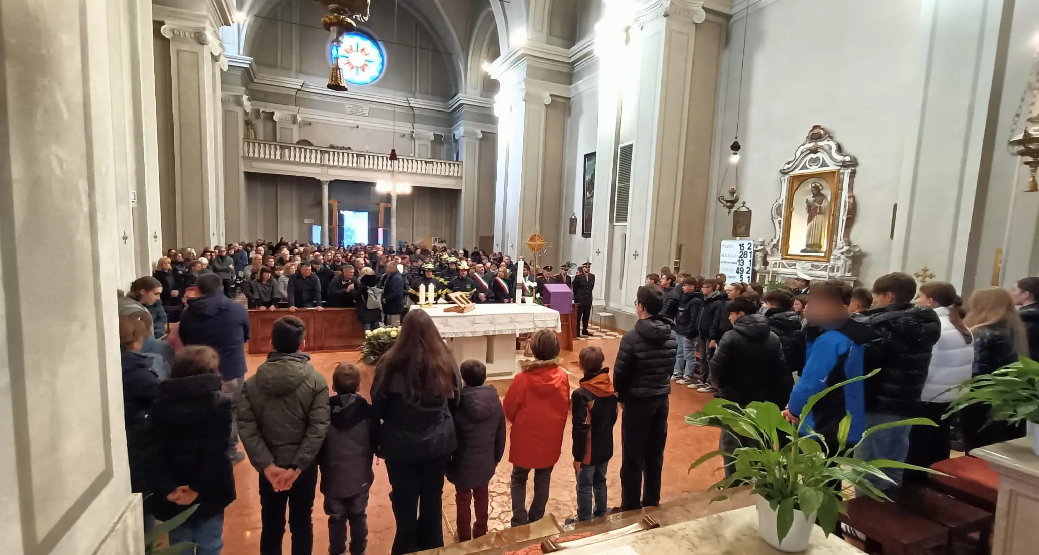 A Cimone l’ultimo doloroso saluto a Mirko, gli amici: “Non ti dimenticheremo mai”
