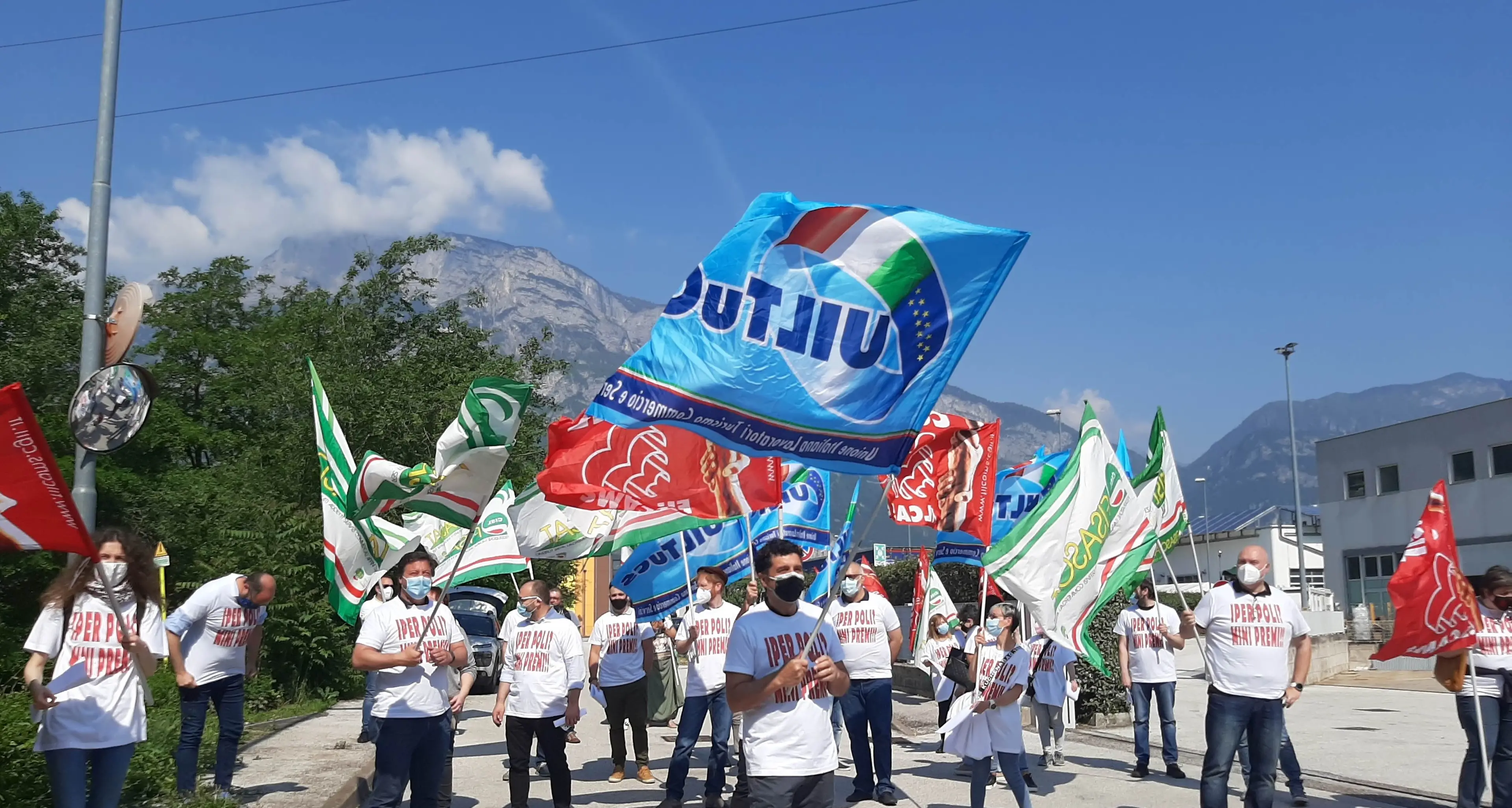 Presidio sindacale davanti alla sede del gruppo Poli: “È ora di rinnovare l’integrativo per i 900 dipendenti”