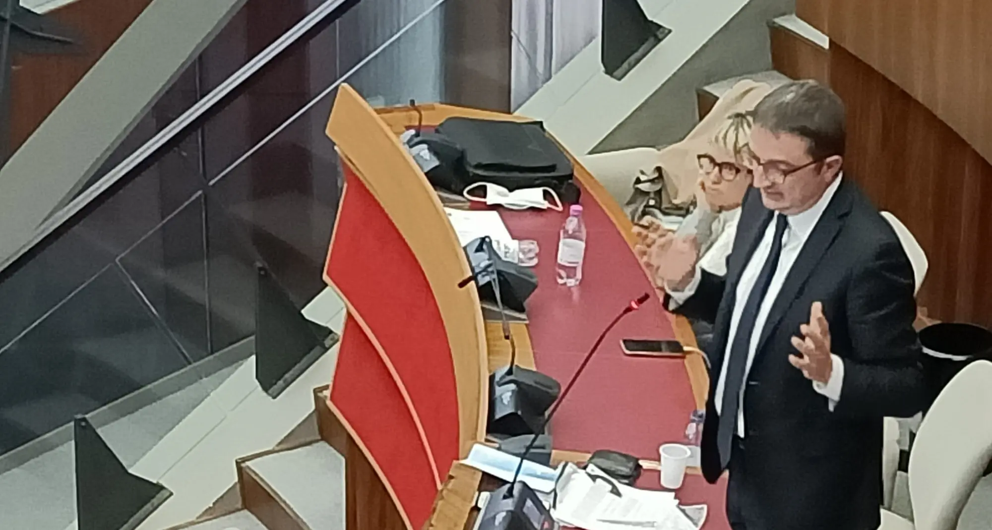 Nuovo ospedale di Cavalese, Fugatti non si presenta a rispondere in Consiglio, poi arriva e dice che «diciamo le cose nei luoghi istituzionalmente deputati»
