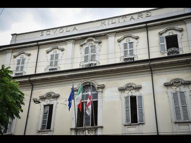 Aula scolastica vuota con banchi e cattedra, scena di indagine giudiziaria in corso, immagine di approfondimento