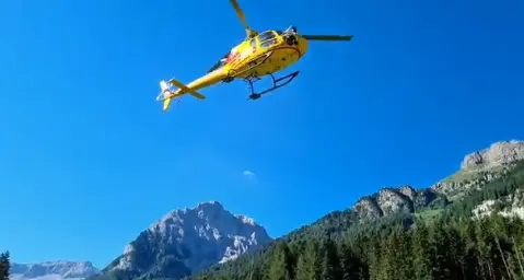 Marmolada, riprese le ricerche, in quota anche oggi droni ed elicotteri