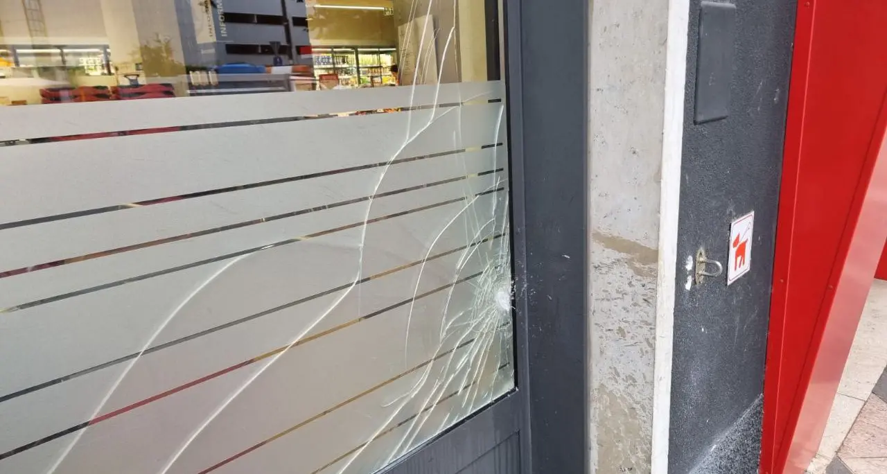 Prosegue il degrado in largo Nazario Sauro: in frantumi la vetrata di un supermercato