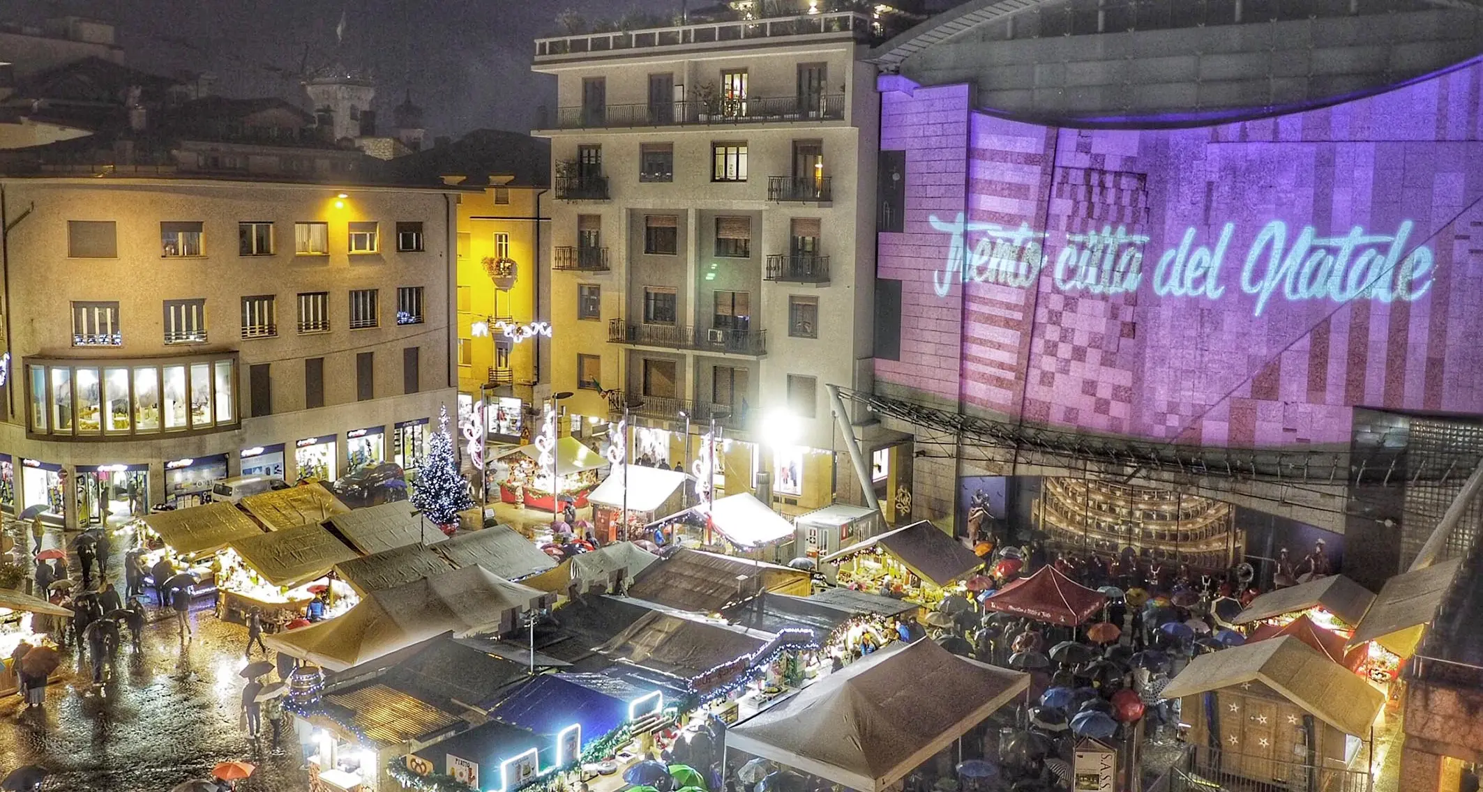 Una bolgia in piazza Battisti, l’area del Mercatino verrà recintata e servirà il green pass per entrare