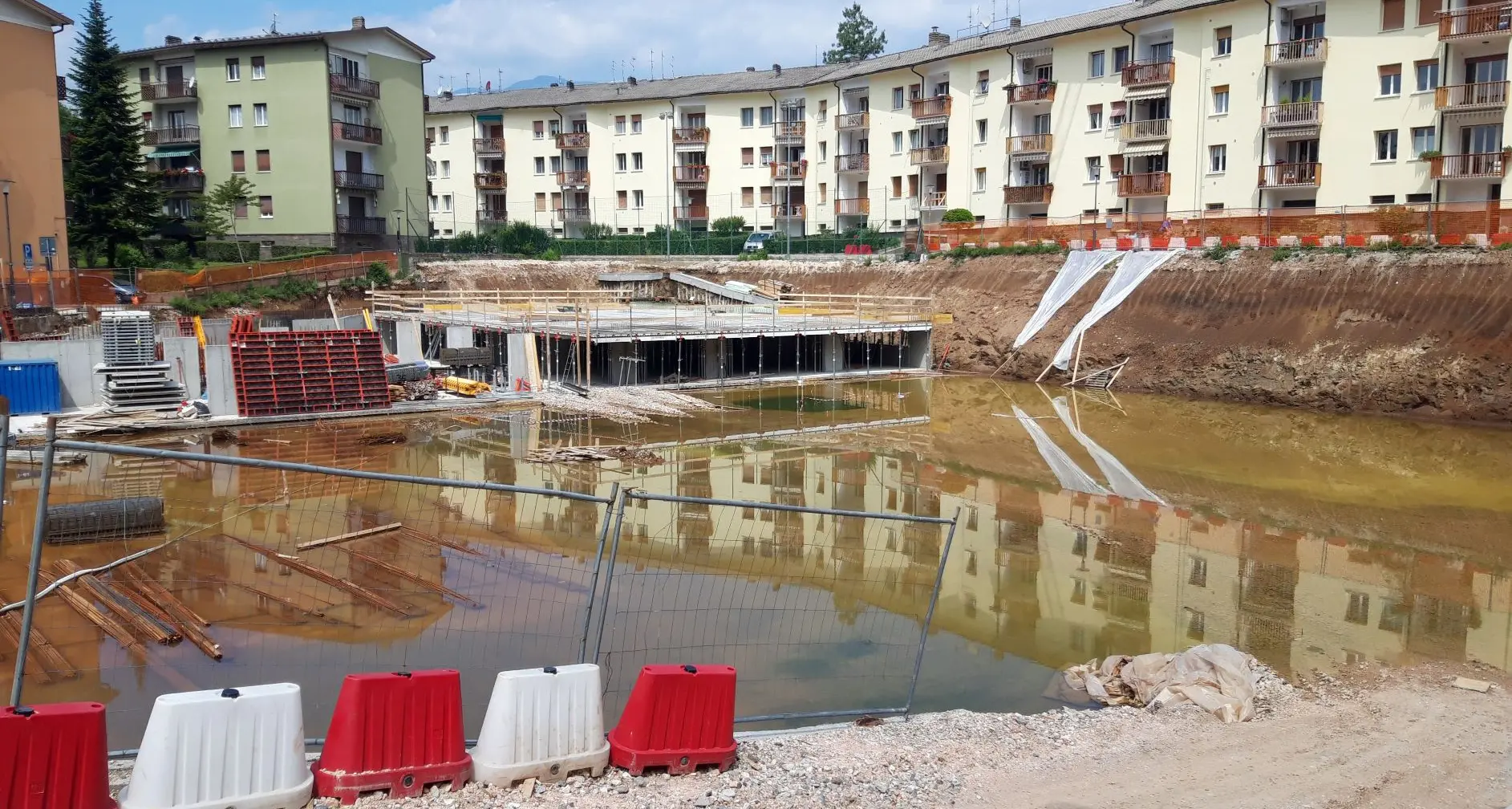 San Donà, si scava per il parcheggio interrato, e nasce un grande lago