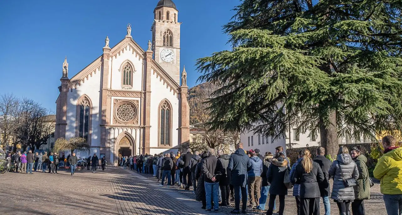 I funerali di Nicola Pallaoro, l’addio straziante della moglie: “Ti amerò per sempre, dammi la metà della tua forza”