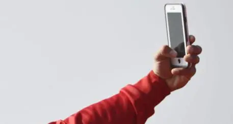 Perché ci piace tanto farci i selfie? Lo spiegano gli scienziati: non è solo vanità