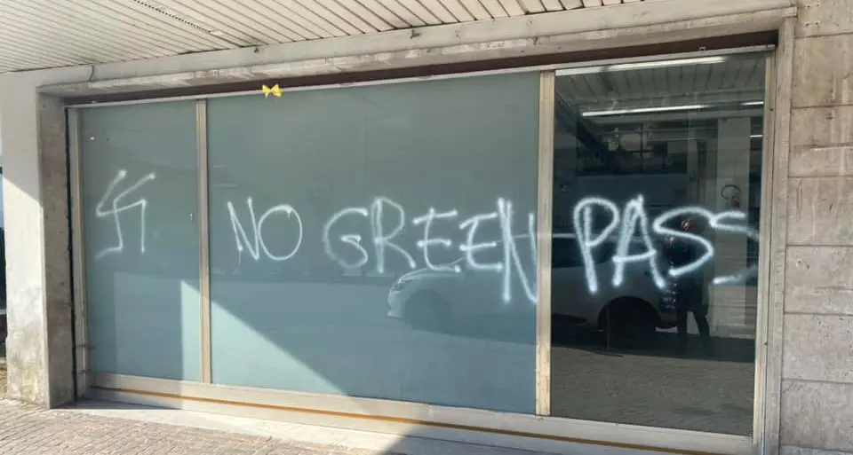 Svastiche e scritte no-vax a Tione: l'imbrattatore si presenta dal Sindaco e confessa tutto