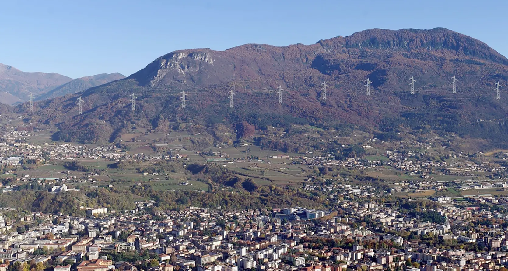 Ventinove tralicci sulla Marzola? Sì, ma quel rendering «è una bufala» dice il Comune di Trento