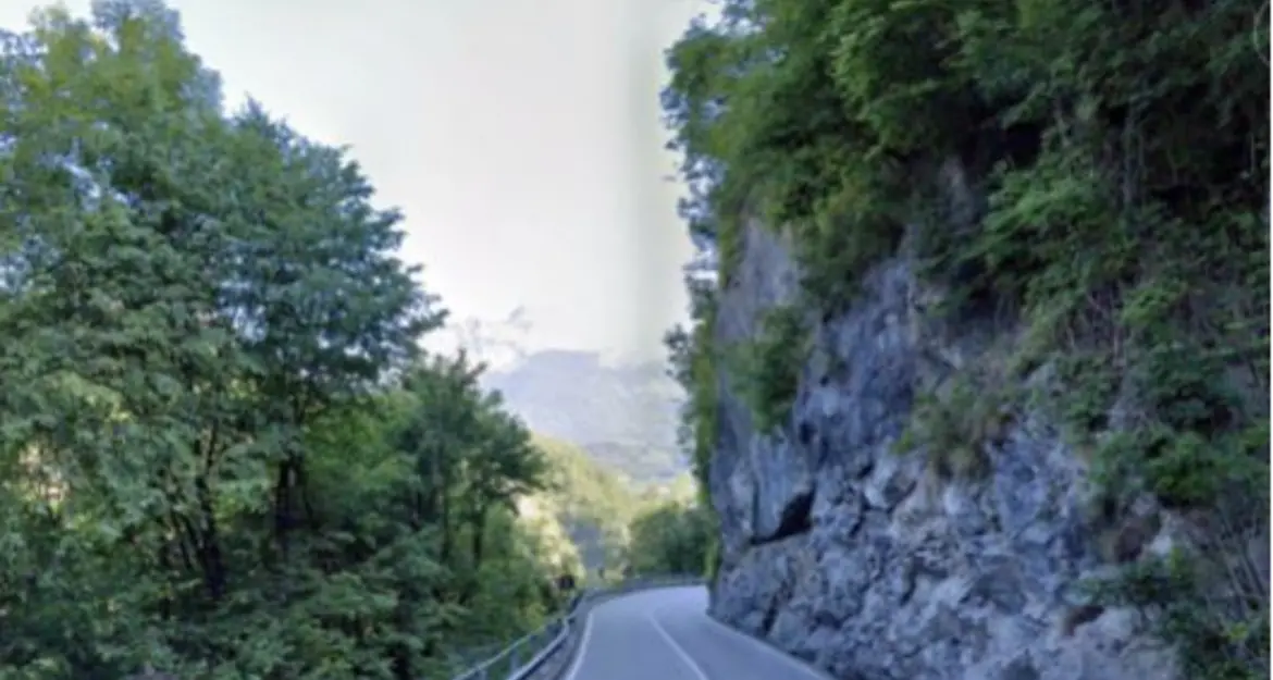 Statale del Caffaro chiusa per quattro giorni: si demolisce la parete rocciosa pericolosa al Ponte dei Servi