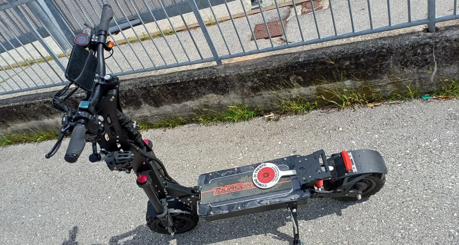 Sfreccia in città sul monopattino a 50 km all’ora: sequestro e multa