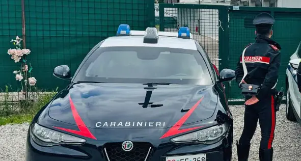 Entra in un albergo chiuso ad Ala: sorpreso dalla padrona, la aggredisce per rapinarla dei gioielli