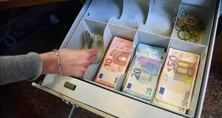 Non paga, le scuse dopo 15 anni. Il messaggio recapitato al Simposio: “Ecco i vostri soldi, fu una goliardata”