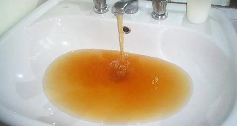 A Levico calano i turisti e l’acqua rossa diventa solo un brutto ricordo