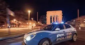 Aggredisce due ragazze per strada e prende a calci e pugni i poliziotti: bloccato con il taser