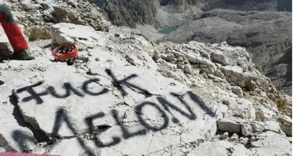 Catinaccio, sulla roccia una scritta contro la Meloni. La rabbia dell’ Associazione rifugi del Trentino