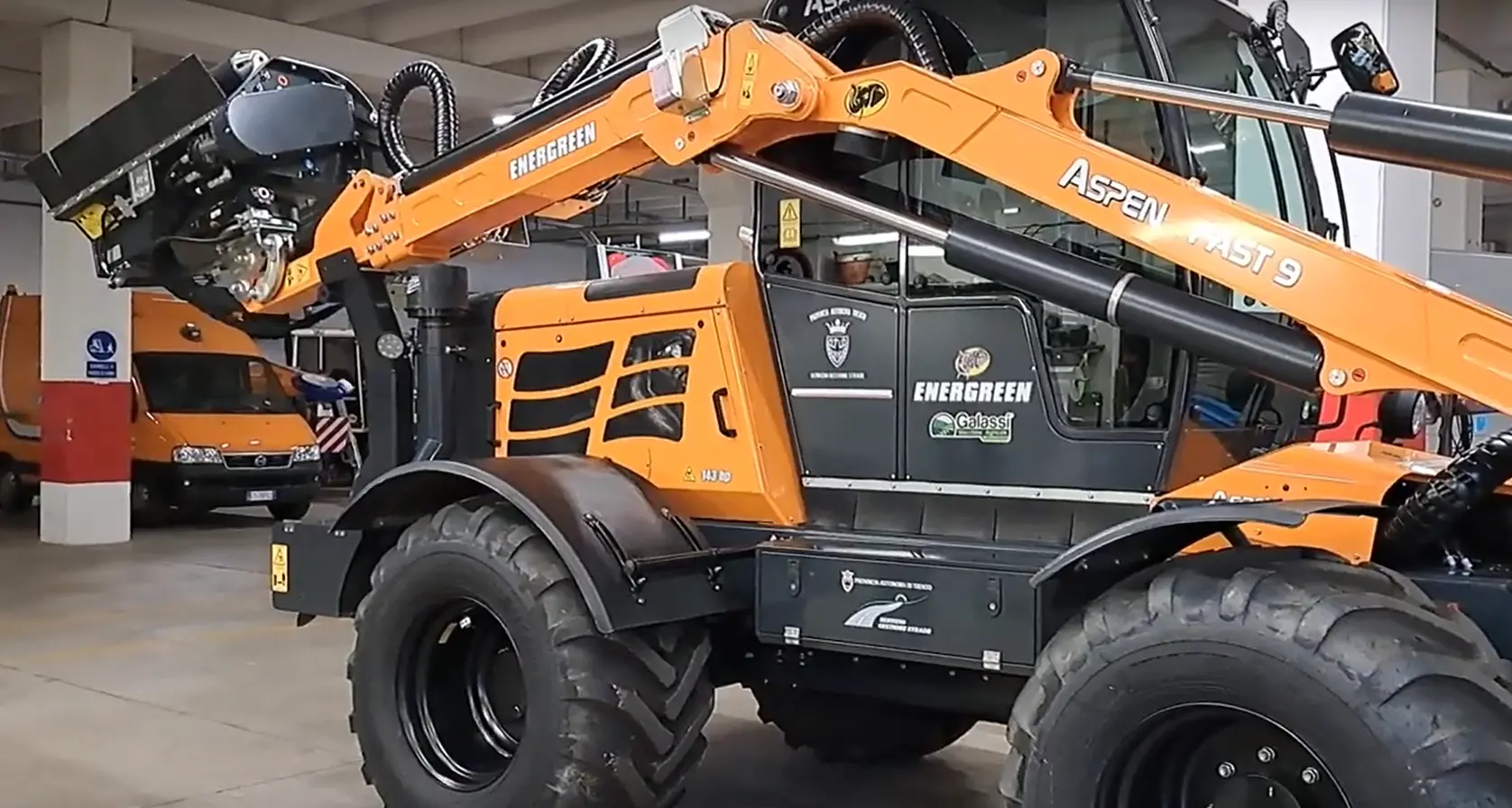 Per lo sfalcio dell’erba a bordo strada un “mostro” da 10 tonnellatte con un braccio di 9 metri