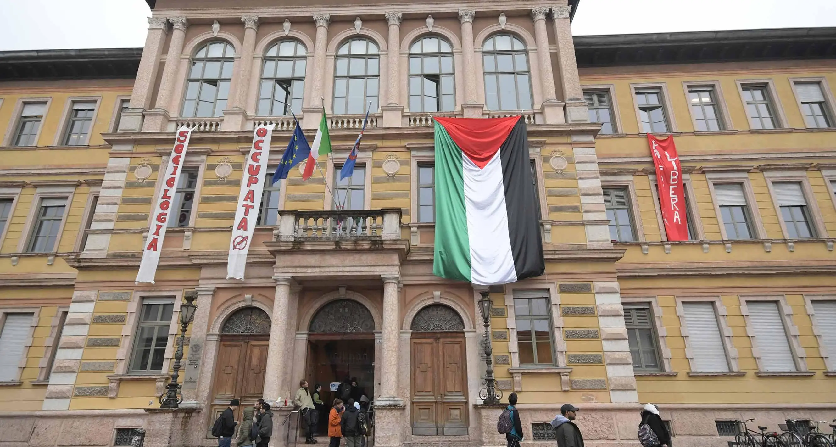 Terminata l'occupazione della facoltà di Sociologia a Trento: gli studenti hanno lasciato l'edificio