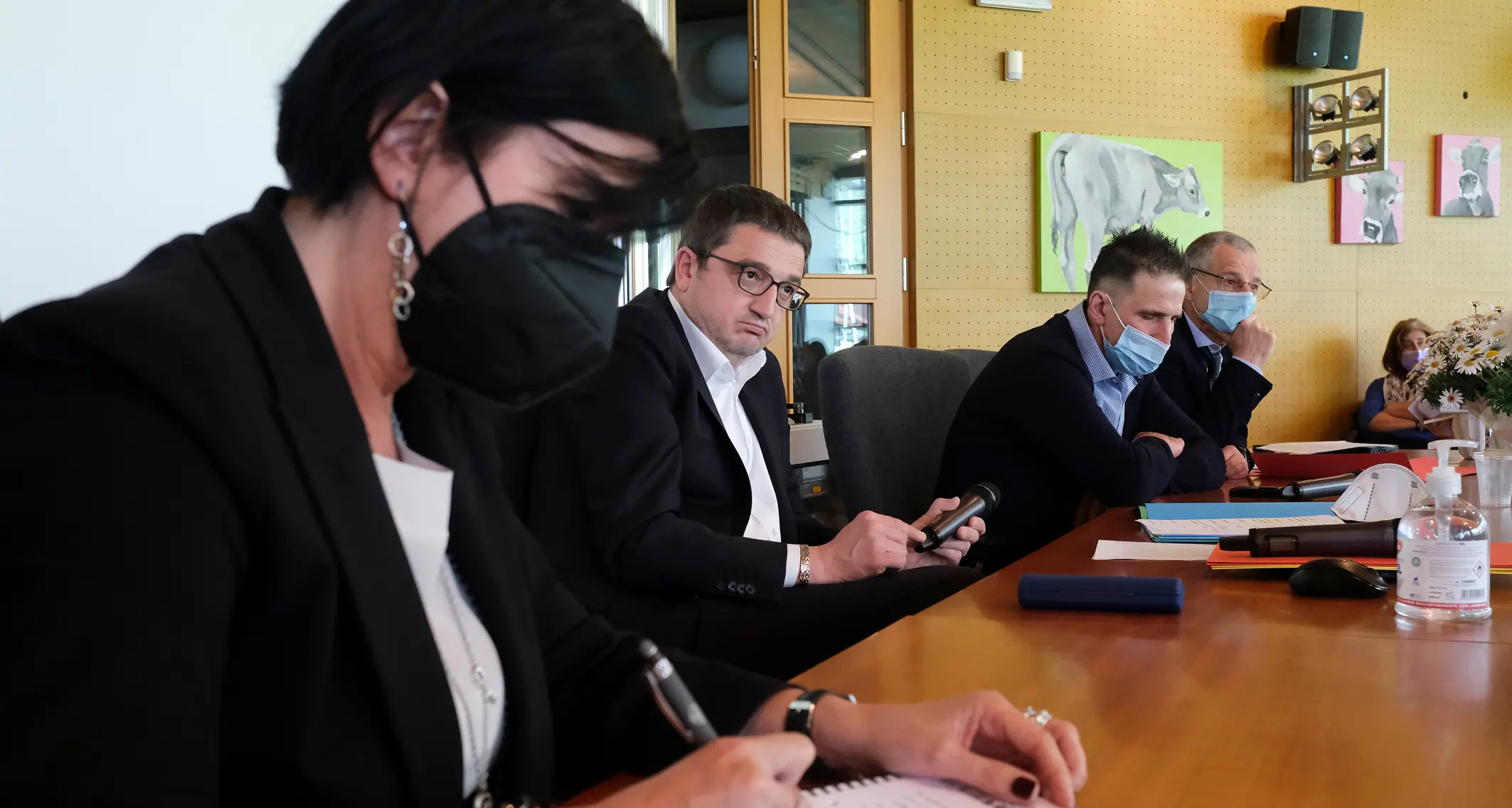 Allevatori in difficoltà, clima teso all'assemblea di Latte Trento, Fugatti contestato