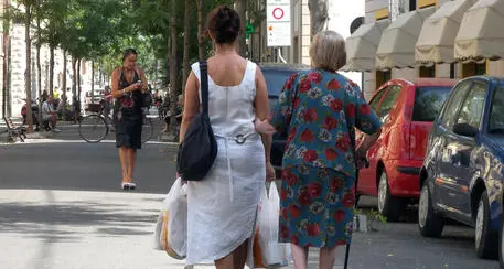 Contratto delle badanti, lo spettro degli aumenti: forte preoccupazione anche in Trentino Alto Adige