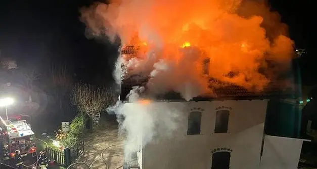 Ledro: problemi alla stufa a pellet, in fiamme una villetta a tre piani