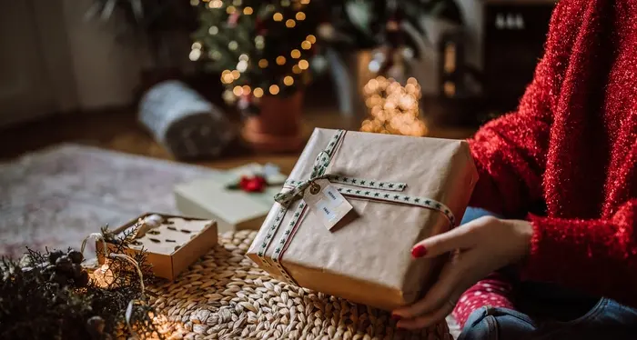 Regali di Natale ai tempi del Covid, i commercianti: “Meno rispetto al passato, ma i clienti cercano la qualità”