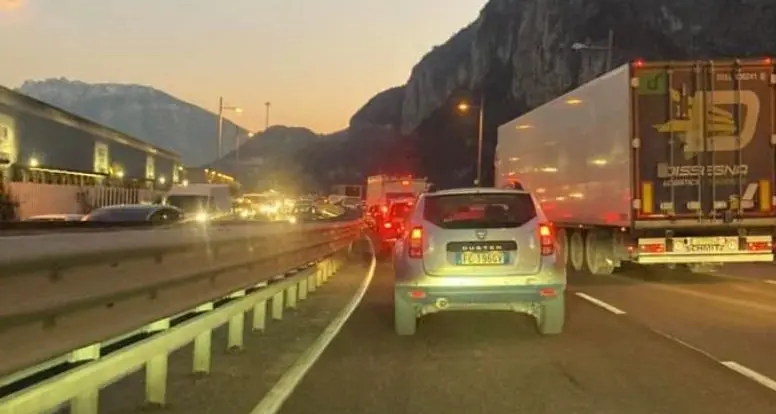 Pomeriggio di passione in tangenziale, centinaia di persone bloccate nel traffico