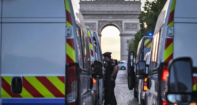 L'accoltellatore di Parigi: “Allah mi ha mandato per uccidere delle donne”