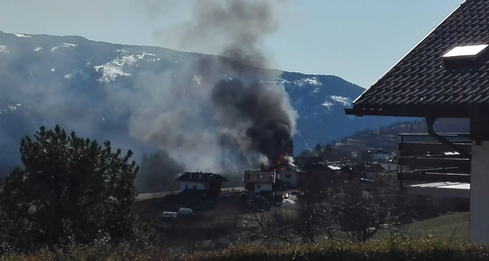Incendio a Varena, i vigili del fuoco cercano di salvare una casa