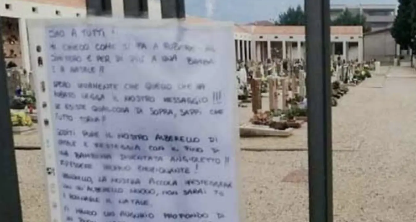 Ladri e vandali nei cimiteri del Roveretano: a ruba fiori, statuette e luci. Esplode l’indignazione