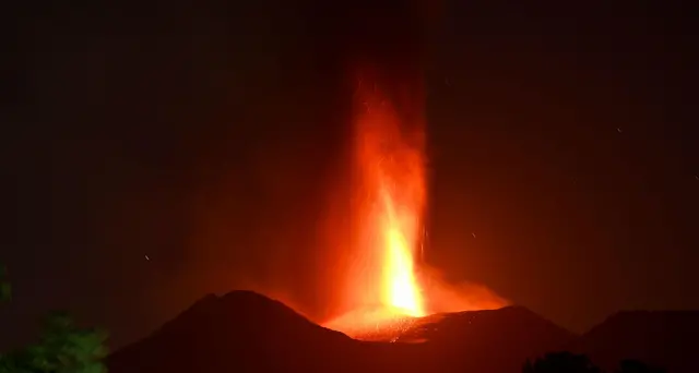 Etna: trabocco lavico da piccolo cratere su fianco Bocca Nuova