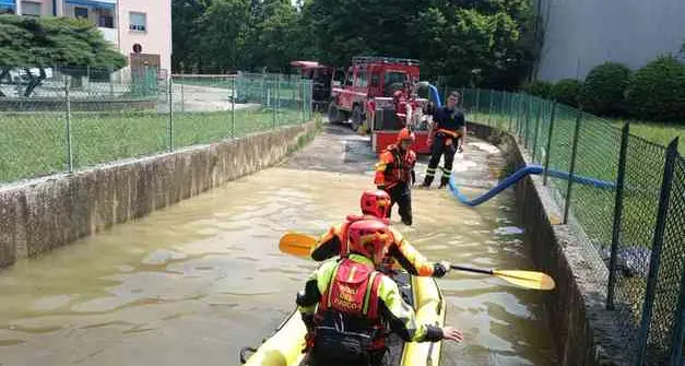 Maltempo in Emilia Romagna, l’acqua di un parcheggio interrato a Lugo arriva a 3 metri: all’opera i soccorritori trentini