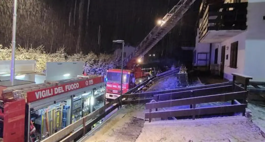 Fiamme nella notte a Folgaria, giovane portata al pronto soccorso