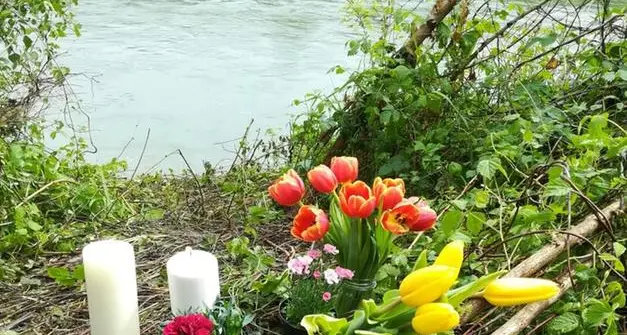 Duplice omicidio di Bolzano, i parenti di Peter hanno portano fiori e candele dove è stato trovato il corpo