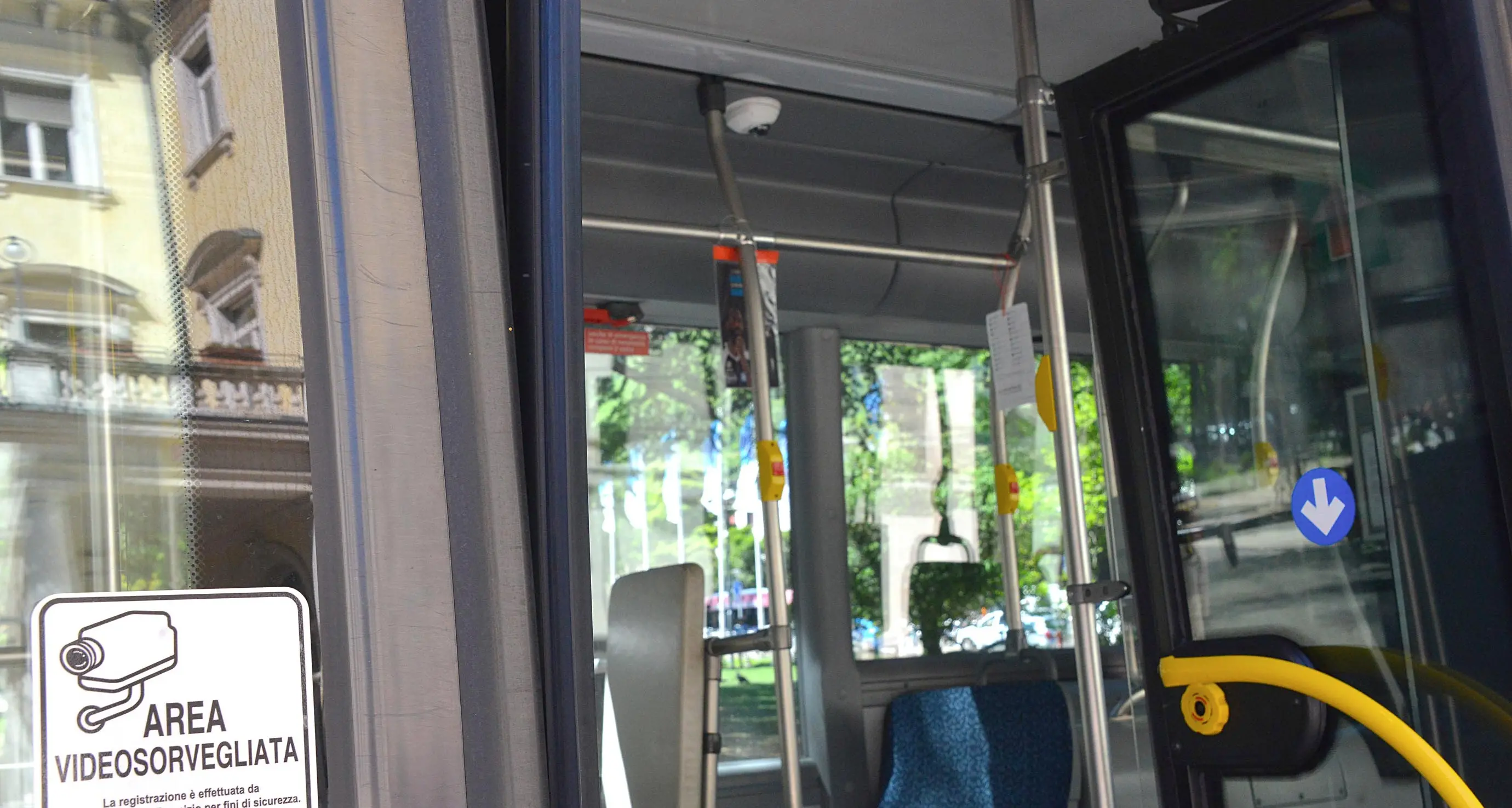 Senza mascherina sull’autobus, prende a pugni l’autista che lo richiama