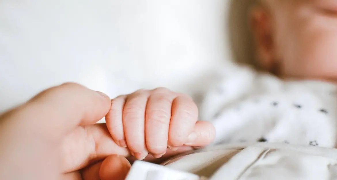 Aumenta l’assegno di natalità: fino a 100 euro in più al mese in base all’Icef