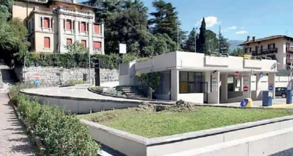 Litigio per una ragazzina contesa: per scappare da chi lo vuole picchiare si fa male